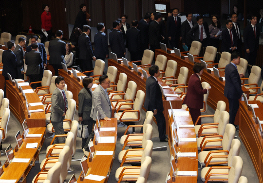 국민의힘 의원들이 지난 14일 국회 본회의에서 검건희 여사 특검법이 상정되자 퇴장하고 있다.[연합뉴스]